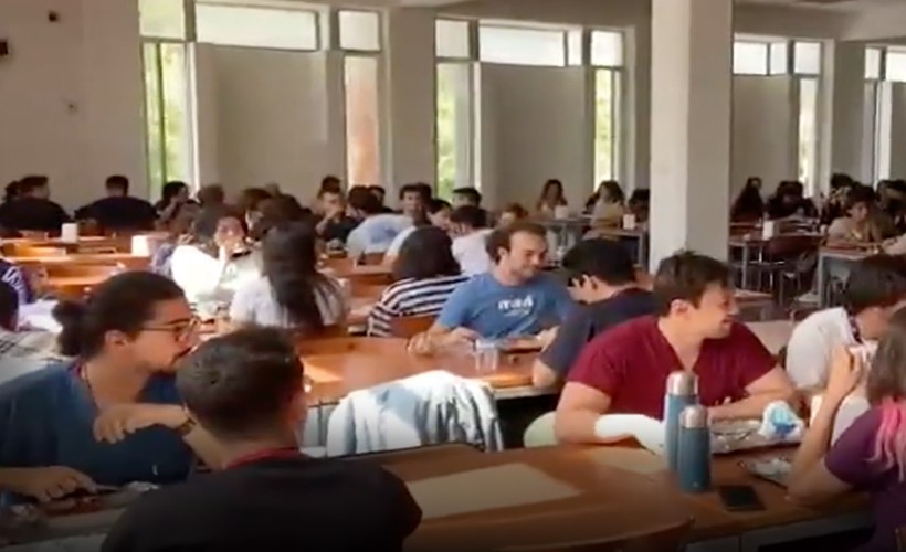 Ege Üniversitesi öğrencilerinden yemek zamlarına çatallı bıçaklı tepki