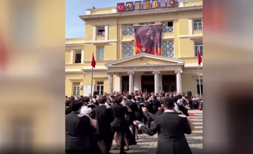 İzmir Atatürk Lisesi öğrencilerinden Cumhuriyet'in 100'üncü yılında vals gösterisi