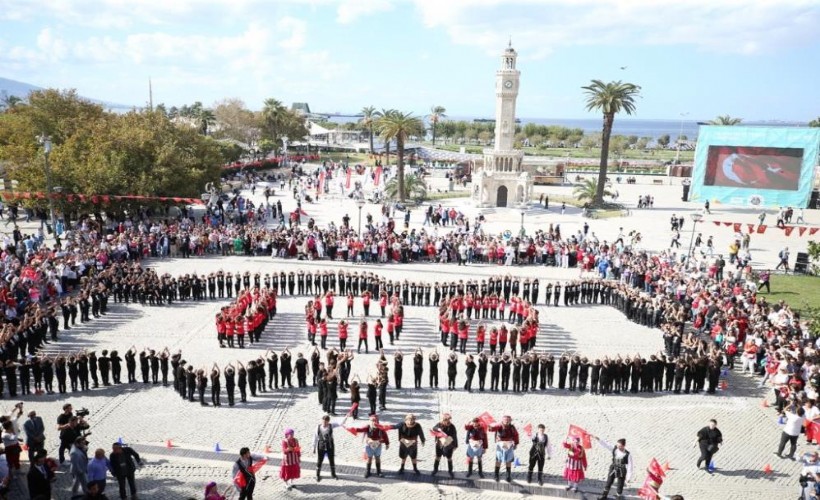 İzmir İl Milli Eğitim Müdürlüğü, 100. yıl kutlamalarını meydanlara taşıdı