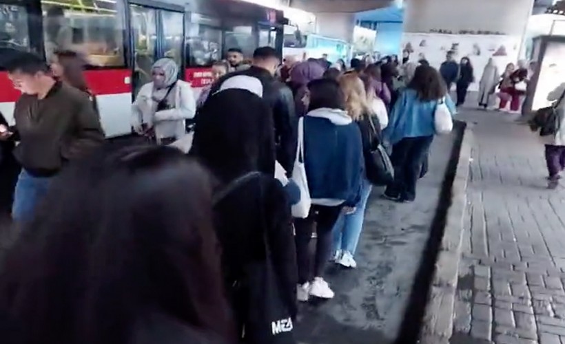 İzmir Şehir Hastanesi’nde ulaşım sorunu: Hastalar ve çalışanlar sırada bekliyor
