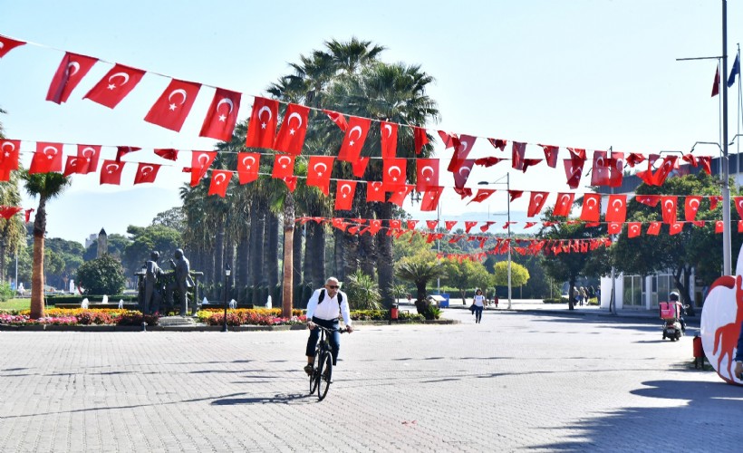 İzmir Türk bayraklarıyla donatıldı