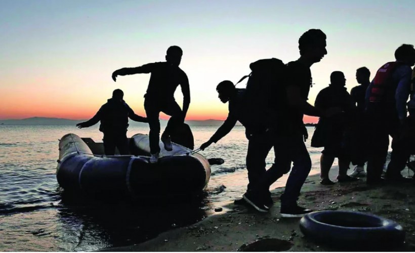 İzmir'de 370 göçmen yakalandı, 2 göçmen kaçakçısı tutuklandı