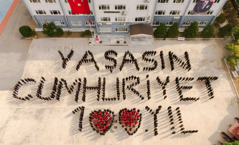 İzmir'de 576 öğrenciden 'Yaşasın Cumhuriyet' koreografisi