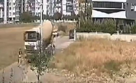 İzmir'de anne ve kızını altına alan beton mikserinin sürücüsü serbest