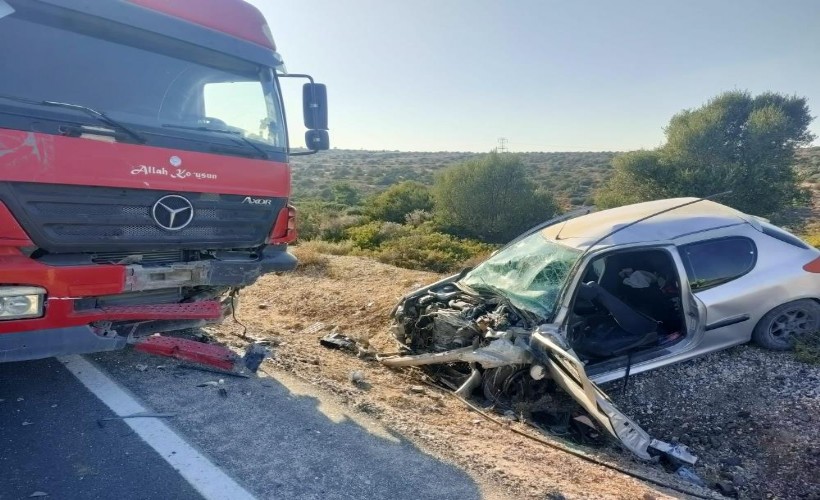 İzmir'de kamyonla çarpışan otomobil hurdaya döndü: 2 ağır yaralı