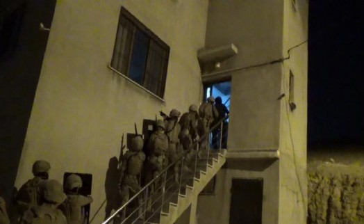 İzmir'de suç evine polis operasyonu