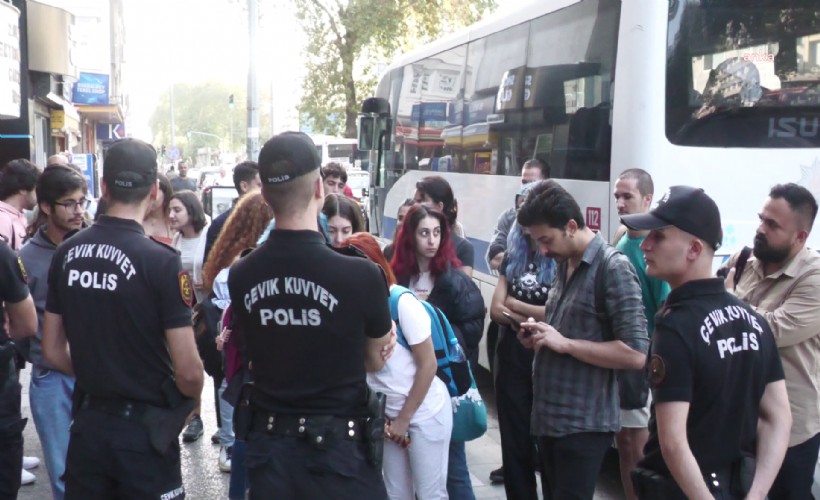 İzmir'de yemek protestosunda gözaltına alınan üniversite öğrencileri serbest bırakıldı