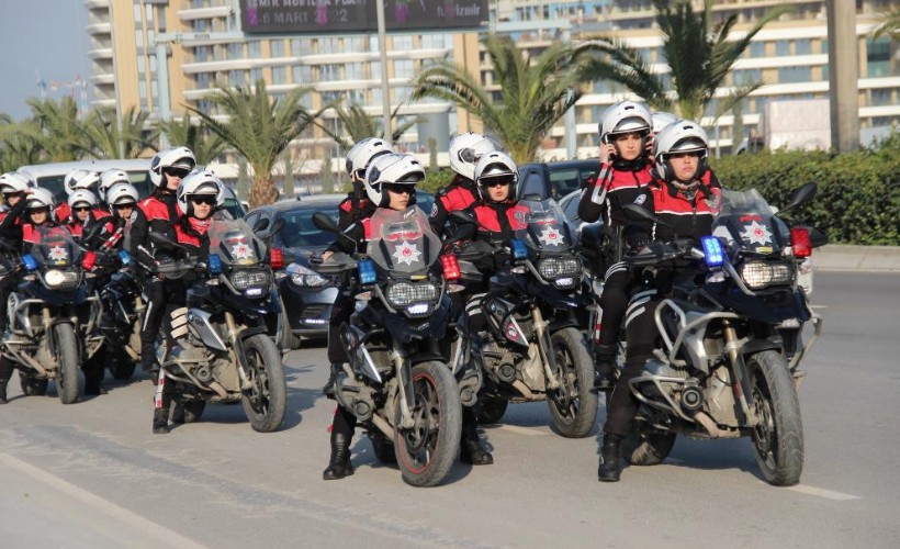 İzmir'de yunus polisleri güven veriyor