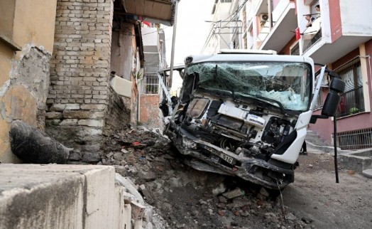 İzmir'de çöp kamyonu sokağı birbirine kattı