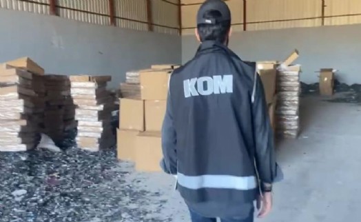 İzmir'de kaçakçılara baskın: 2 milyonu aşkın makaron ele geçirildi