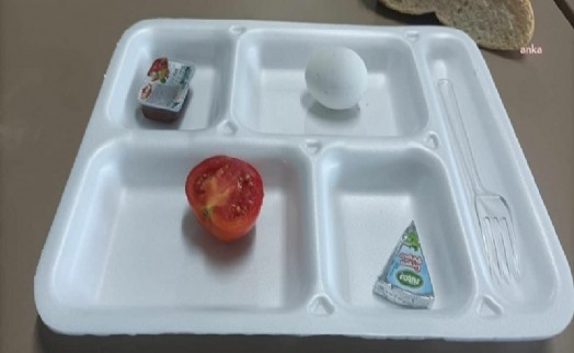 Karabağlar Erkek Yurdu'nda kalan öğrencilerden ıslıklı protesto