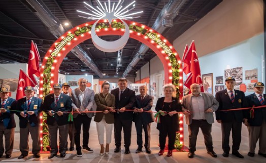 Karşıyaka'da 'Bir Millet Uyanıyor' sergisi kapılarını açtı