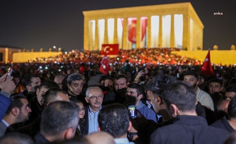Kılıçdaroğlu, gençlerle beraber Anıtkabir’e meşaleli yürüyüş yaptı