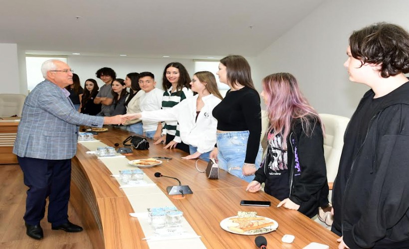 Romanyalı öğrenciler Başkan Selvitopu'nu ziyaret etti
