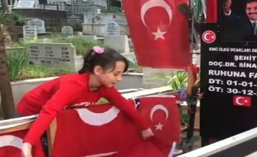 Sinan Ateş'in yeğeninden dayısının mezarına Türk Bayrağı!