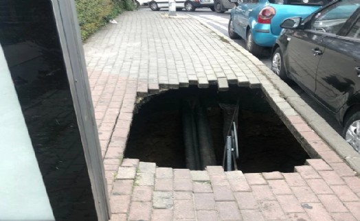 Şişli'de kaldırım çöktü: Bir kişi çukura düştü