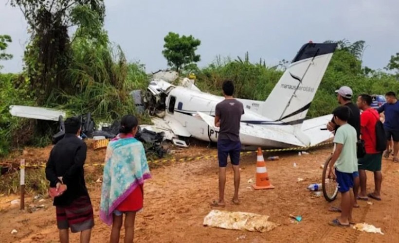 Uçak ormana çakıldı: 12 ölü