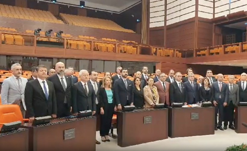 Adalet Nöbeti tutan CHP Milletvekilleri, 09.05’te saygı duruşunda bulundu