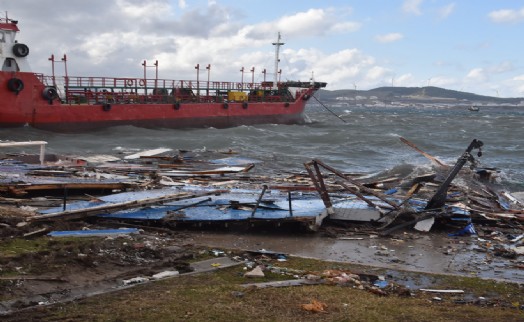 Aliağa'da tekne parçalandı