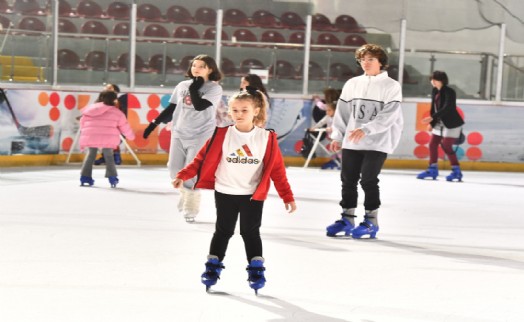 Aşık Veysel Buz Sporları Salonu'nda tatil yoğunluğu