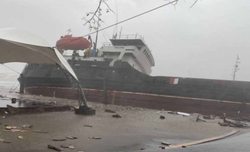 Bakan Yerlikaya: Gemi battı, 12 denizci kayıp