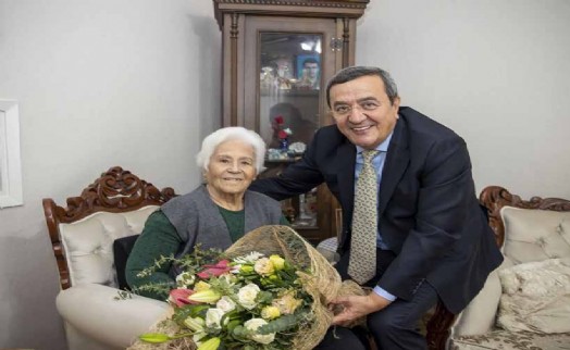 Başkan Batur, 24 Kasım'da  yine öğretmeninin yanında