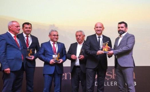 Başkan Batur'a Kent ve Başkan Ödülü