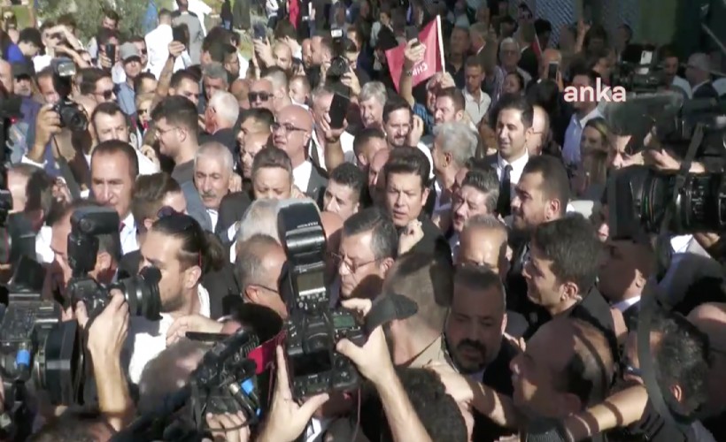 CHP Genel Başkanı Özgür Özel İzmir'e geldi: İzdiham yaşandı