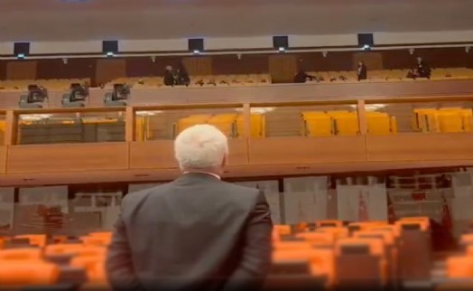 CHP'li Özkan Meclis'e gelen çocuklara seslendi: Sizin için buradayız!