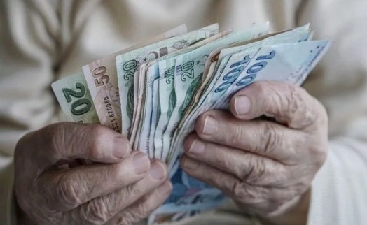 Çalışan emeklilere 5 bin lira ikramiye komisyondan geçti