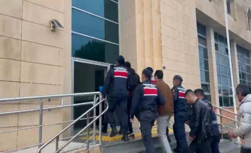 Çeşme'de jandarmadan operasyon: 5 göçmen kaçakçısı yakalandı