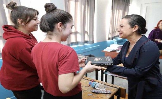 Filiz Başkan'dan 10 Kasım'da Efes Selçuk Gençliğine Atatürk hediyesi