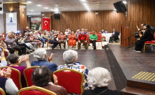 Huzurevi Bedia Akartürk'tün türküleri ile şenlendi