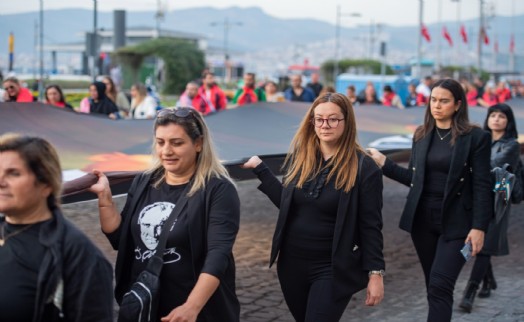 İzmir Ata'ya saygı için 350 metrelik posterle yürüdü