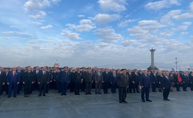 İzmir, Gazi Mustafa Kemal Atatürk'ü saygıyla andı: İzmir'de hayat durdu