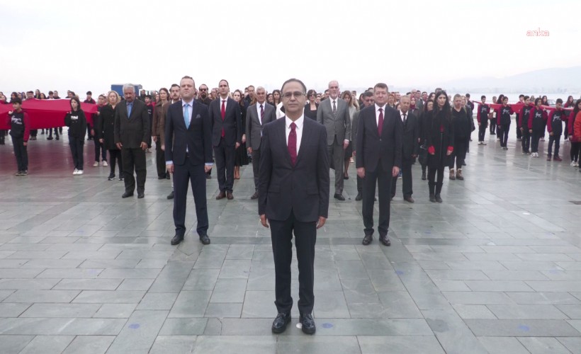 İzmir'de Öğretmenler Günü resmi törenle kutladı