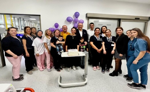 İzmir'de 670 gram doğan Bora bebek mücadelesini kazandı, doktorlarla pasta kesti