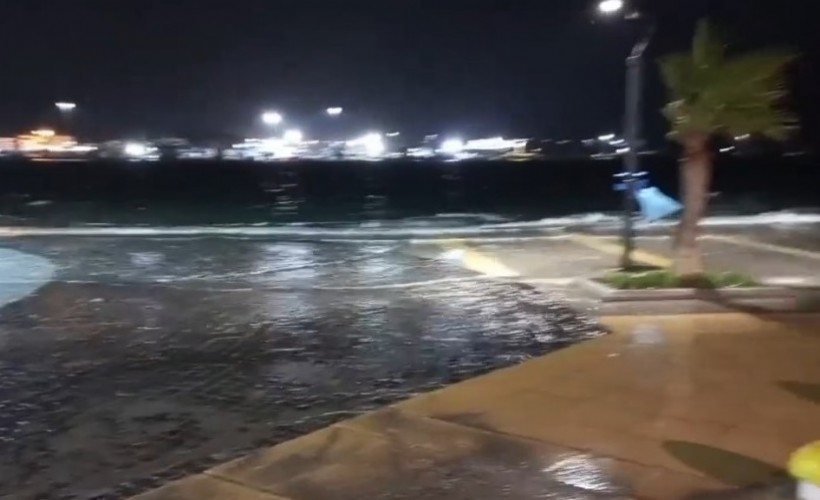 İzmir'de fırtına etkili oluyor: Dalgalar kıyıya vurdu, deniz taştı