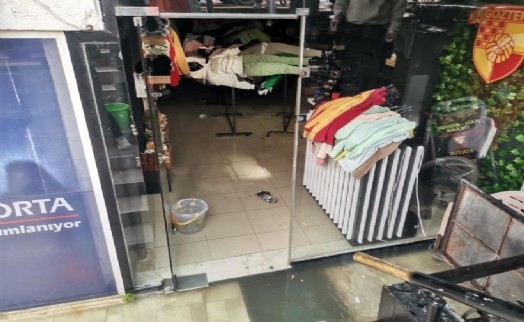 İzmir'de iş yerini su basan esnaf isyan etti: Esnaf olarak bıktık