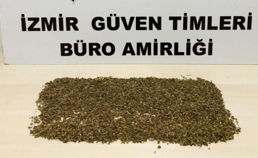 İzmir'de sokak arasında uyuşturucu ticaretine polis baskını