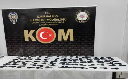 İzmir’de yasa dışı silah ticareti yapan çeteye darbe