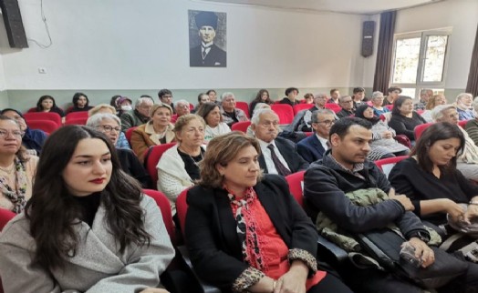 İzmir'de 60 yaş üstü öğrenciler için ders zili çaldı