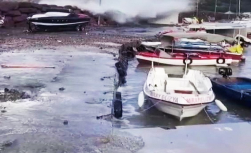 İzmir’de dalgalar yükseldi 4 kişi denize düştü