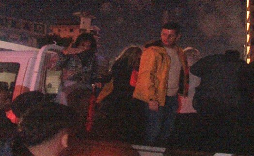 İzmir'de ev ve iş yerlerini su bastı, mahsur kalanları zabıta kurtardı