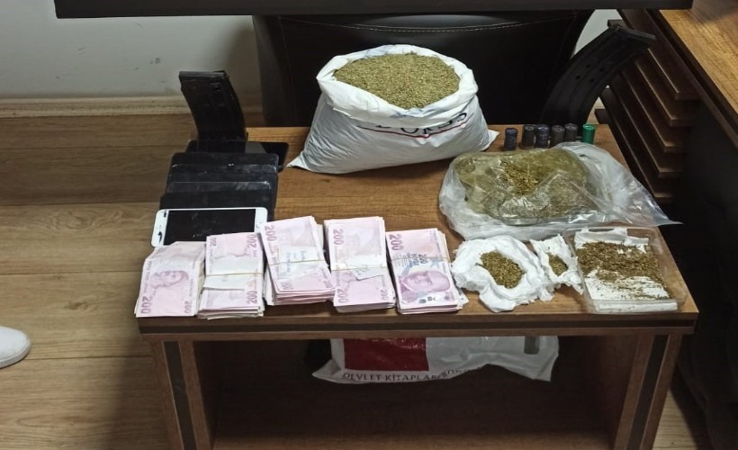 İzmir’de eve uyuşturucu baskını: 2 kilo bonzai ele geçirildi