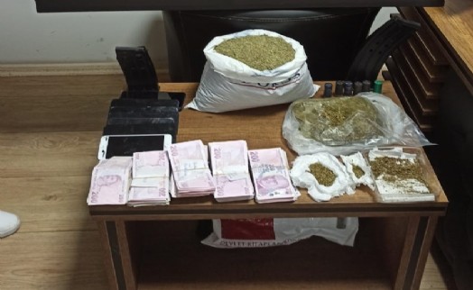 İzmir'de eve uyuşturucu baskını: 2 kilo bonzai ele geçirildi