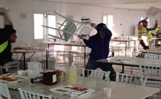 İzmir'de inşaat işçilerinin meydan muharebesi gibi kavgası