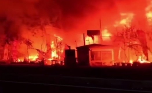 İzmir'de iş yerinde çıkan yangında tüpler patladı