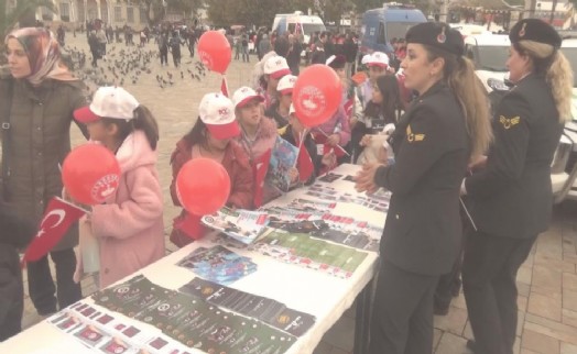 İzmir'de jandarma ile öğrenciler bir araya geldi