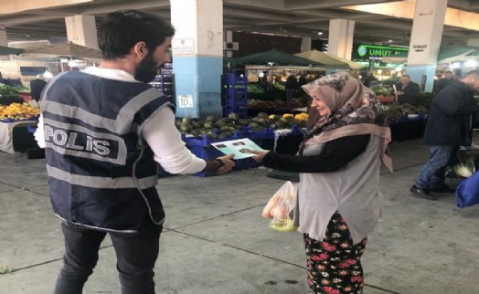 İzmir'de polis ‘kadına el kalkamaz' broşürleri dağıttı